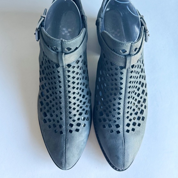 Vince Camuto Grey Man Made Leather Close Toe Sandals size 8.5 - Picture 6 of 11